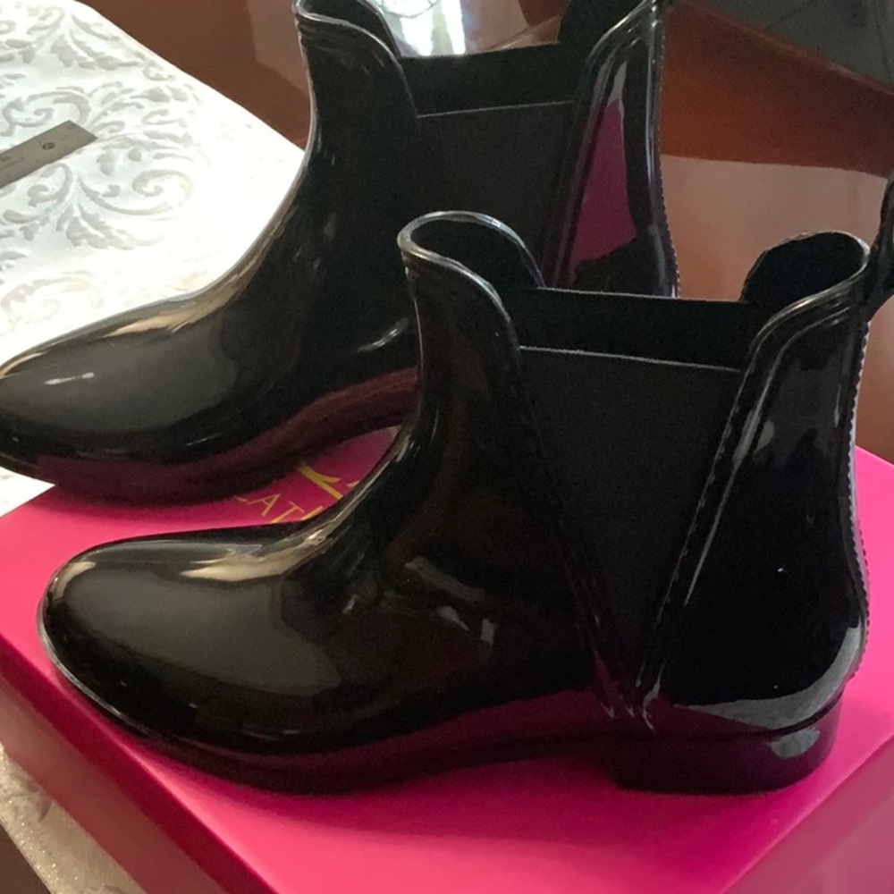 Patent Rain Boots Size 8 NWBox